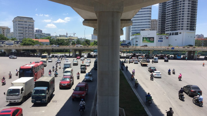 Nền nhiệt duy trì 40 độ, đường phố Hà Nội xuất hiện ảo ảnh - 2