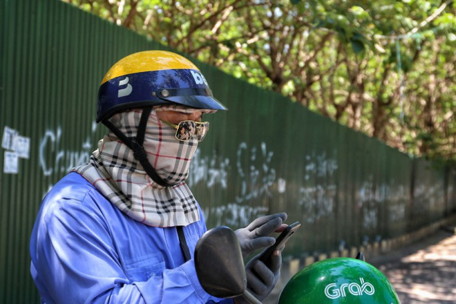 Nền nhiệt duy trì 40 độ, đường phố Hà Nội xuất hiện ảo ảnh - 3