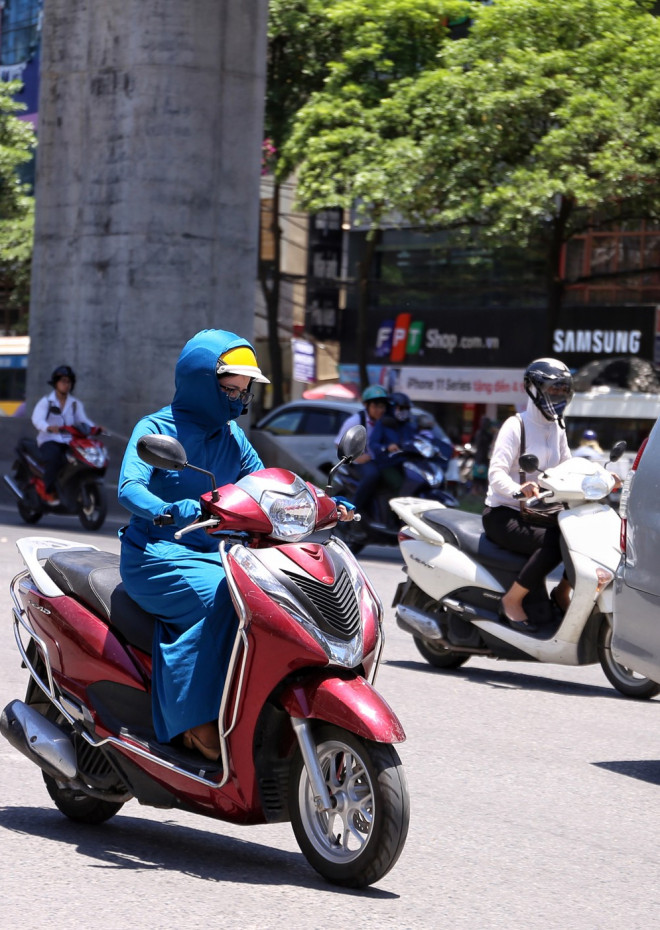 Nền nhiệt duy trì 40 độ, đường phố Hà Nội xuất hiện ảo ảnh - 4