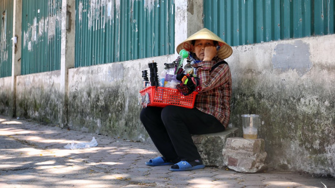 Nền nhiệt duy trì 40 độ, đường phố Hà Nội xuất hiện ảo ảnh - 8