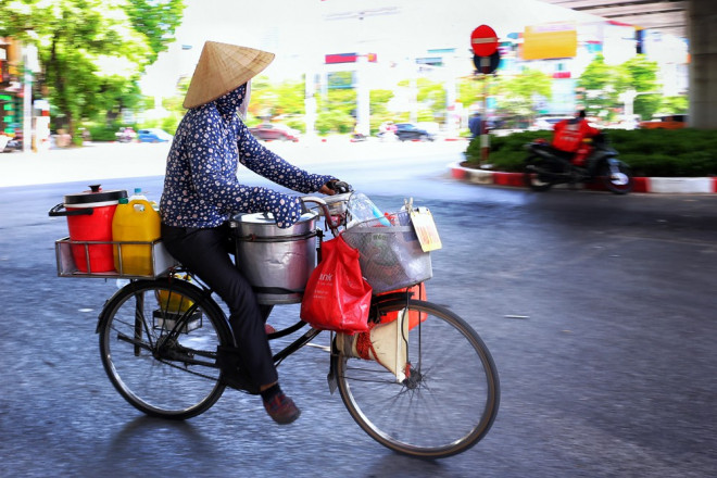 Nền nhiệt duy trì 40 độ, đường phố Hà Nội xuất hiện ảo ảnh - 9