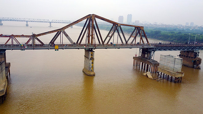 Chiều nay, trục vớt quả bom cách cầu Long Biên khoảng 800m - 1