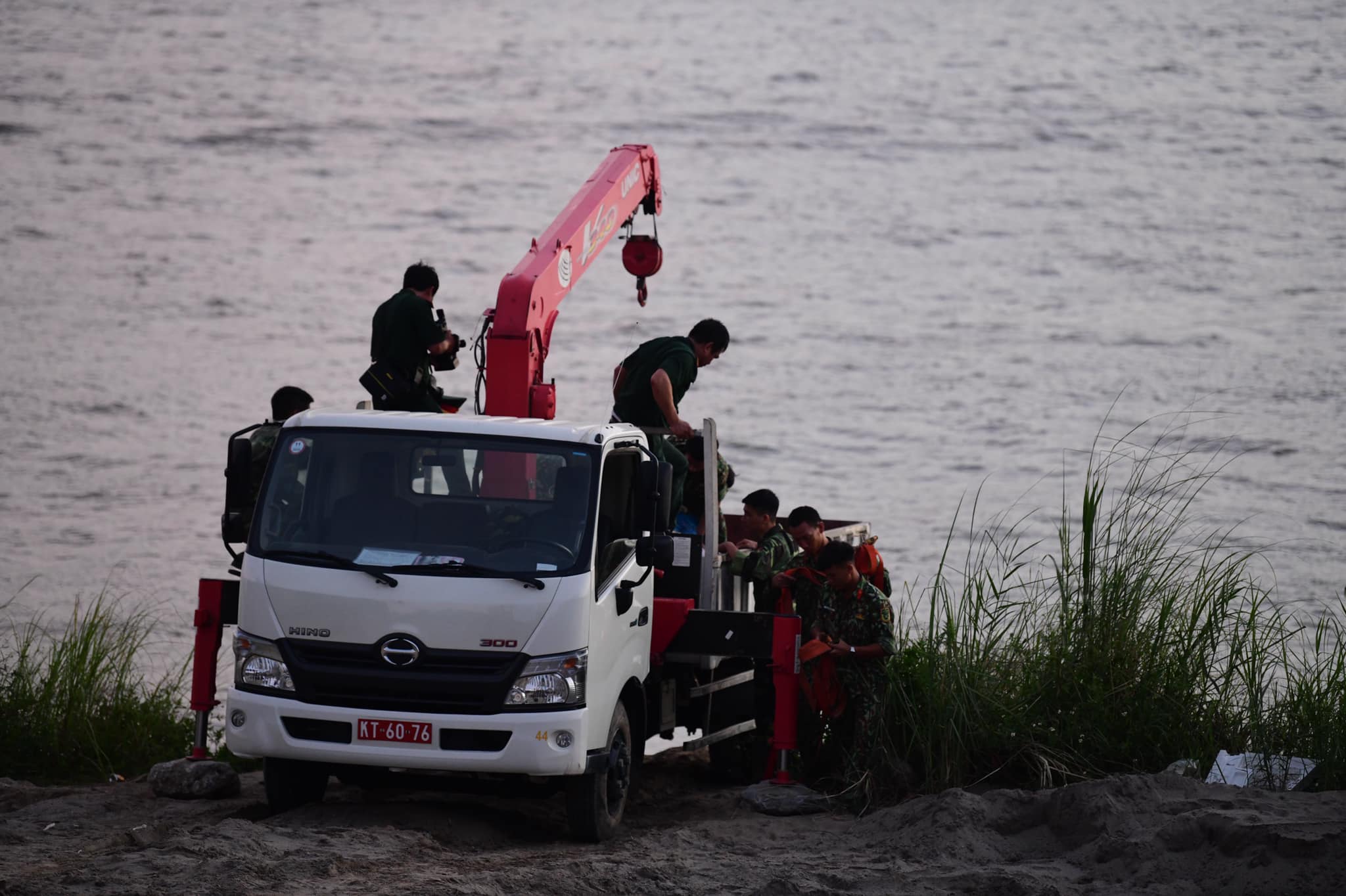 Nín thở trục vớt bom "khủng" cách chân cầu Long Biên 800m - 7