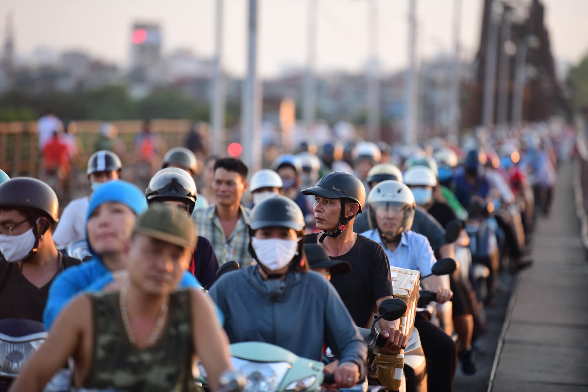 Nín thở trục vớt bom "khủng" cách chân cầu Long Biên 800m - 8