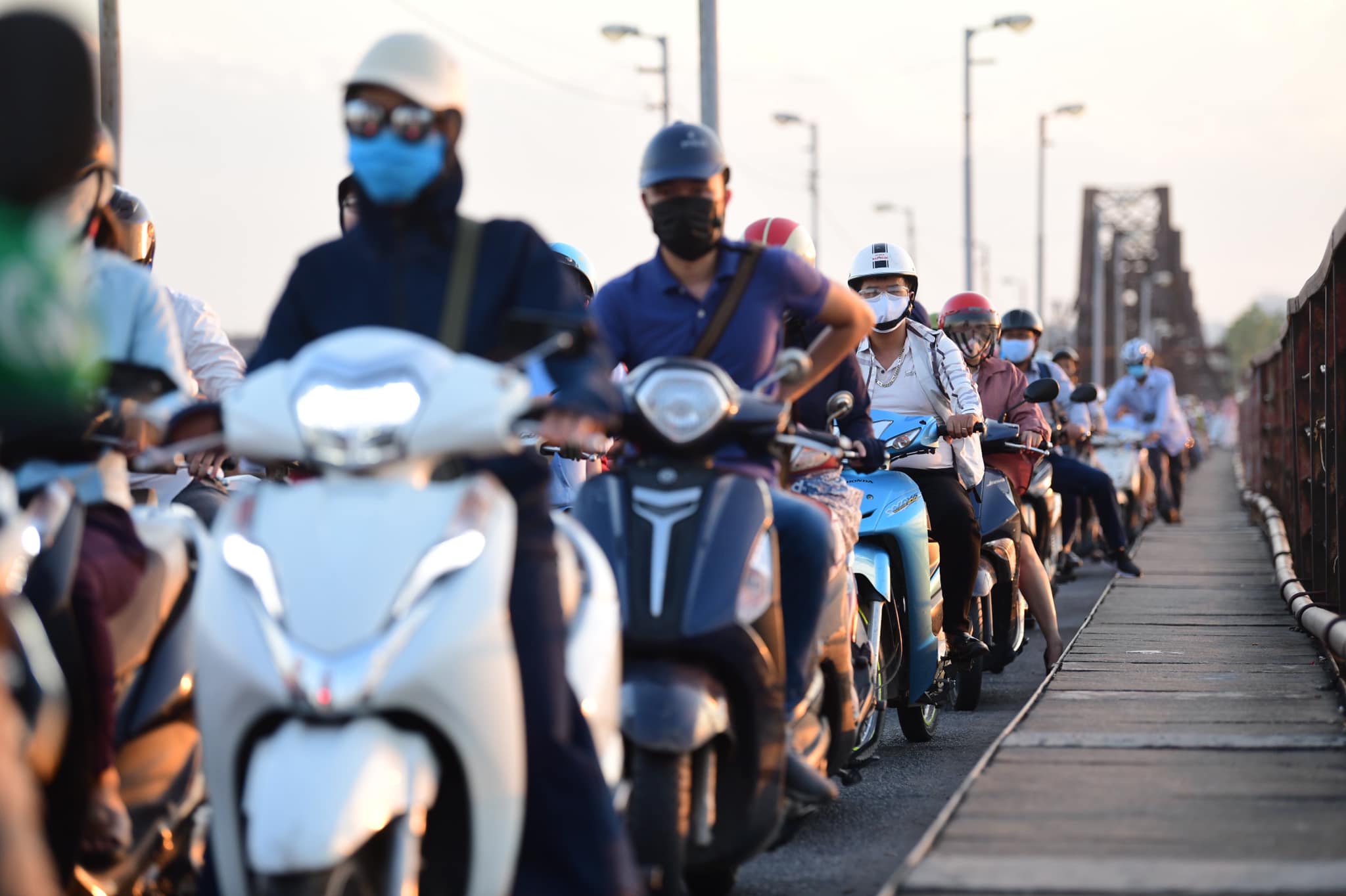 Nín thở trục vớt bom "khủng" cách chân cầu Long Biên 800m - 9