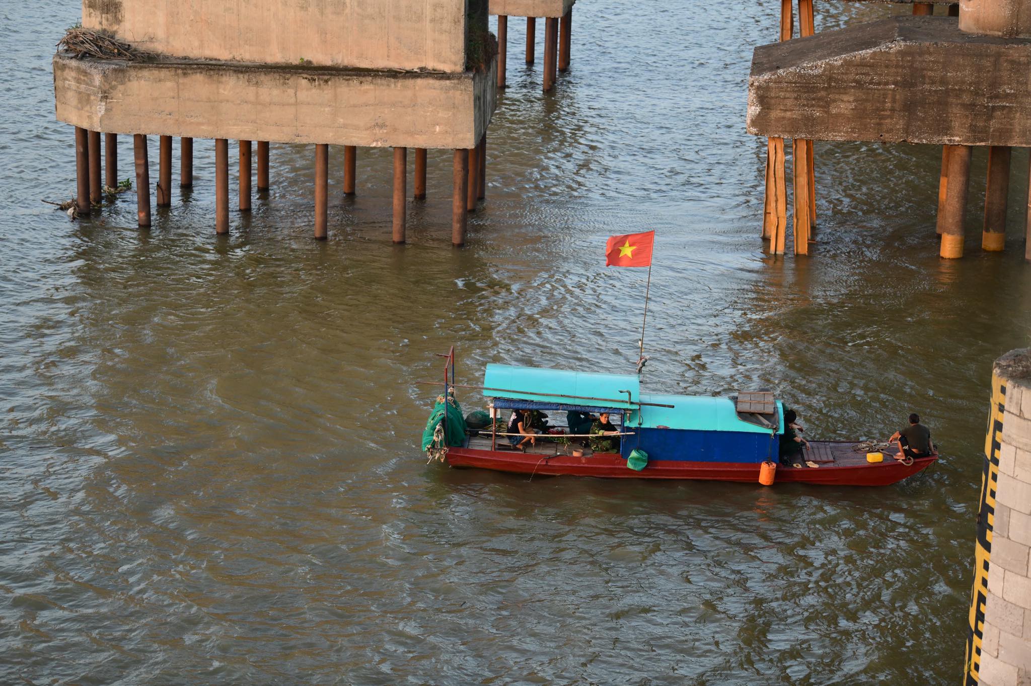 Nín thở trục vớt bom "khủng" cách chân cầu Long Biên 800m - 2