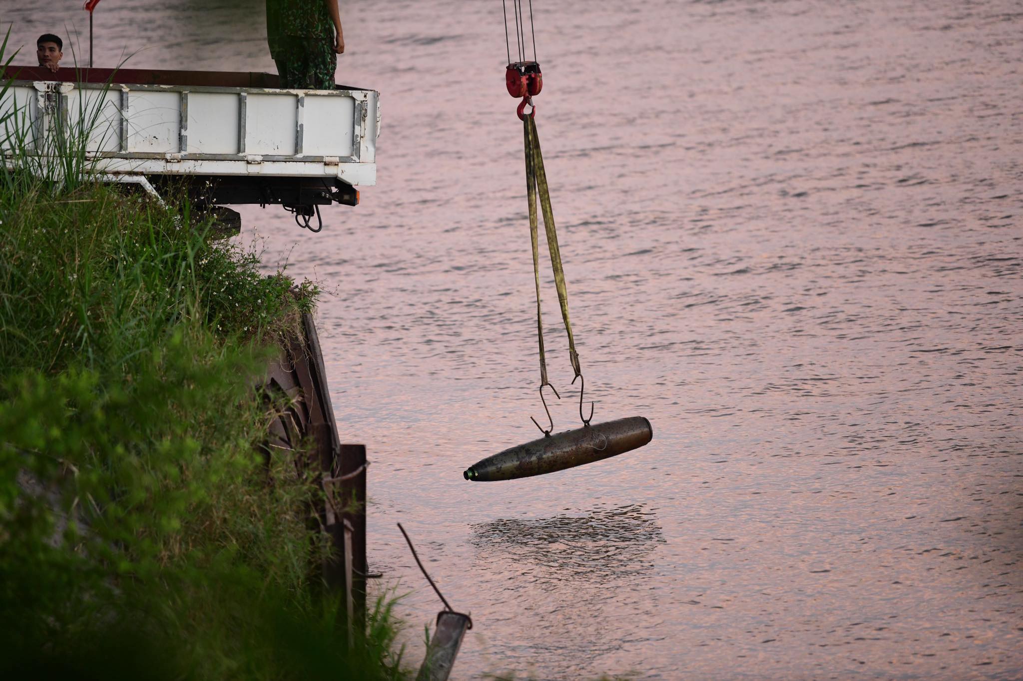 Nín thở trục vớt bom "khủng" cách chân cầu Long Biên 800m - 4