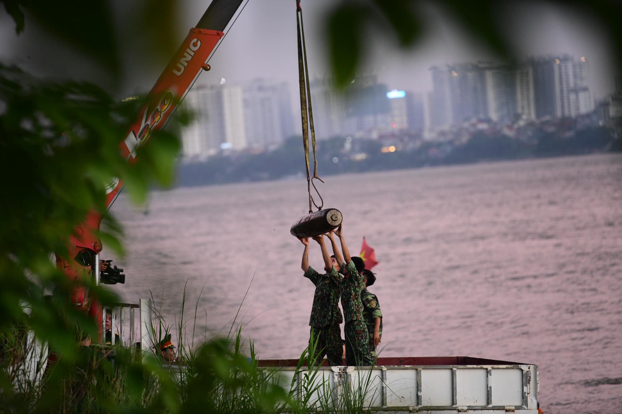 Nín thở trục vớt bom "khủng" cách chân cầu Long Biên 800m - 6