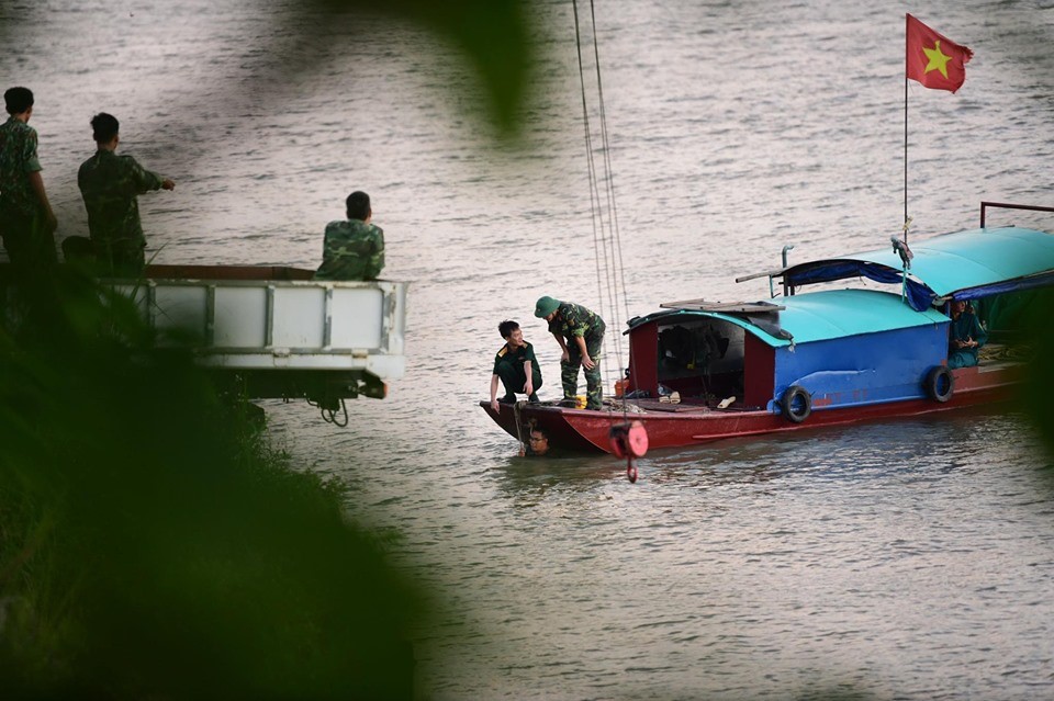 Nín thở trục vớt bom "khủng" cách chân cầu Long Biên 800m - 3