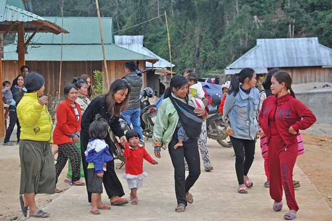 Chuyện chưa kể ở “làng hai vợ” giữa đại ngàn - 1