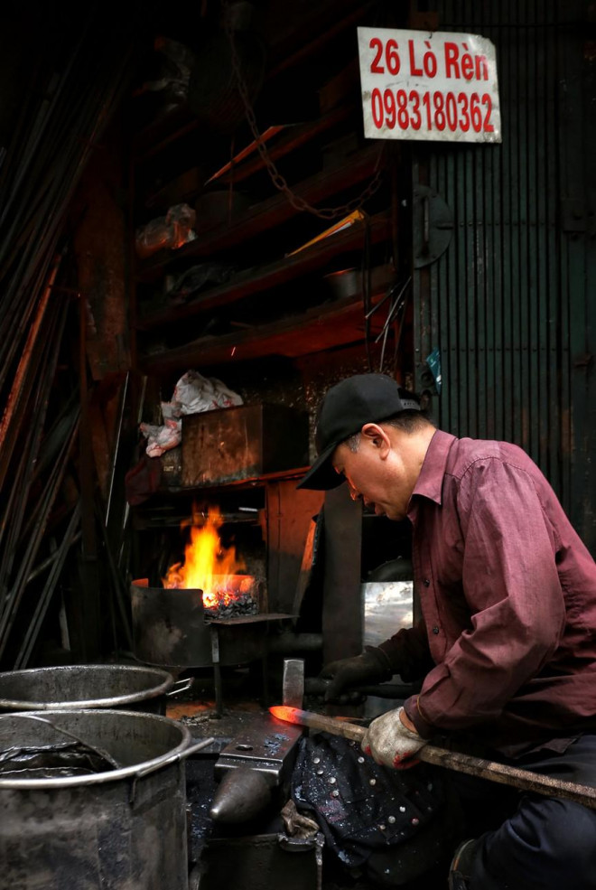 Phố Lò Rèn đỏ lửa trong ngày Hà Nội nóng 40 độ C - 4