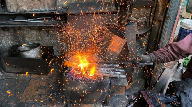 Phố Lò Rèn đỏ lửa trong ngày Hà Nội nóng 40 độ C - 5