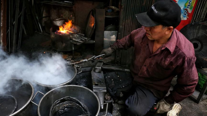 Phố Lò Rèn đỏ lửa trong ngày Hà Nội nóng 40 độ C - 8