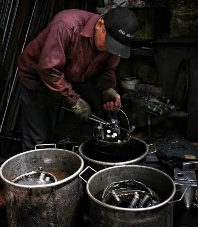 Phố Lò Rèn đỏ lửa trong ngày Hà Nội nóng 40 độ C - 9