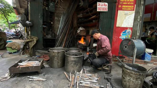 Phố Lò Rèn đỏ lửa trong ngày Hà Nội nóng 40 độ C - 7