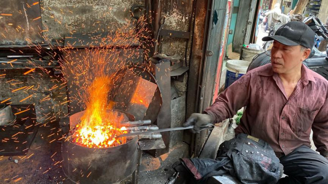 Phố Lò Rèn đỏ lửa trong ngày Hà Nội nóng 40 độ C - 11