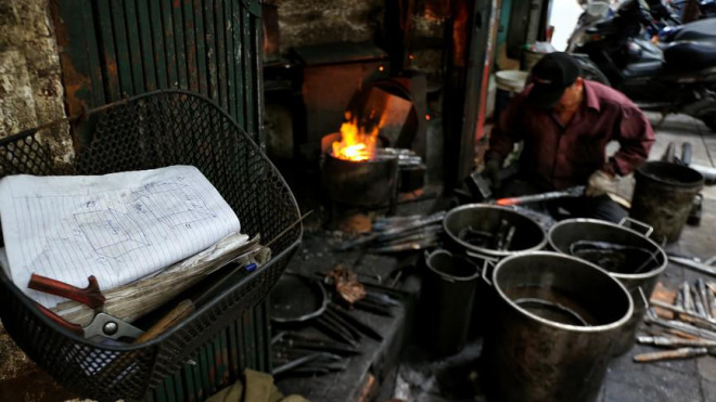 Phố Lò Rèn đỏ lửa trong ngày Hà Nội nóng 40 độ C - 10