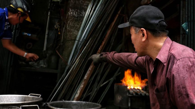 Phố Lò Rèn đỏ lửa trong ngày Hà Nội nóng 40 độ C - 12