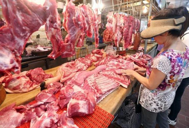 Giá heo hơi giảm thấp nhất 2 tháng, thịt lợn tại quầy có giảm theo? - 1