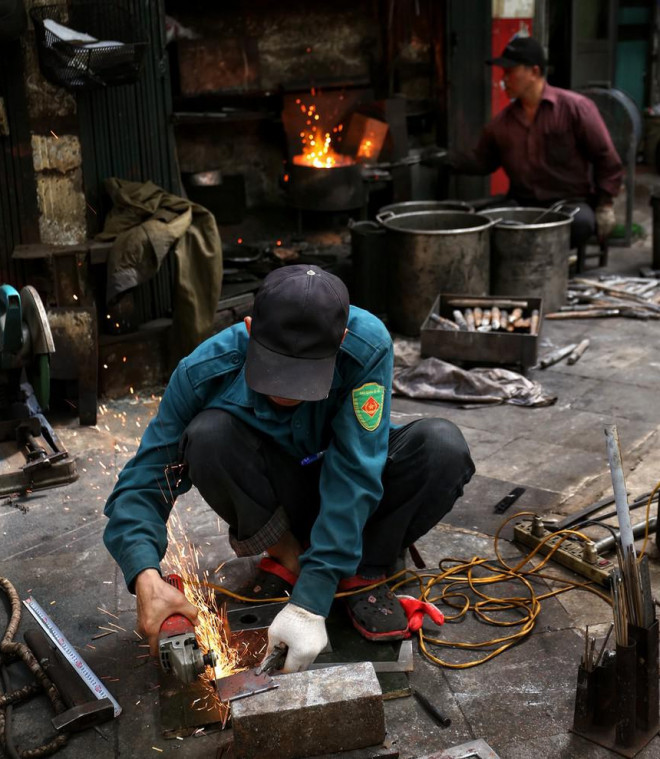 Phố Lò Rèn đỏ lửa trong ngày Hà Nội nóng 40 độ C