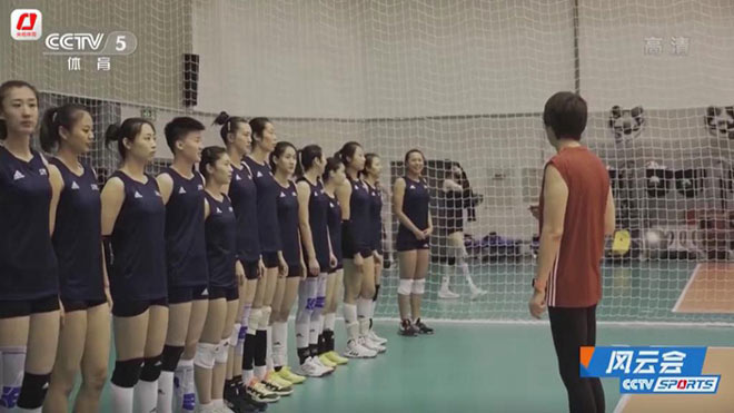 Người đẹp bóng chuyền chơi đá bóng, chân dài 1m98 kiến tạo tuyệt đẹp - 4
