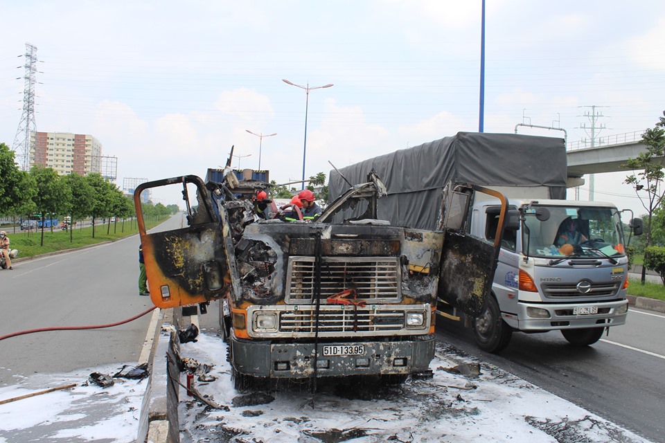 Xe container bốc cháy dữ dội trên phố Sài Gòn, tài xế cầu cứu trong bất lực - 4