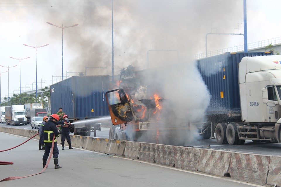 Xe container bốc cháy dữ dội trên phố Sài Gòn, tài xế cầu cứu trong bất lực - 2