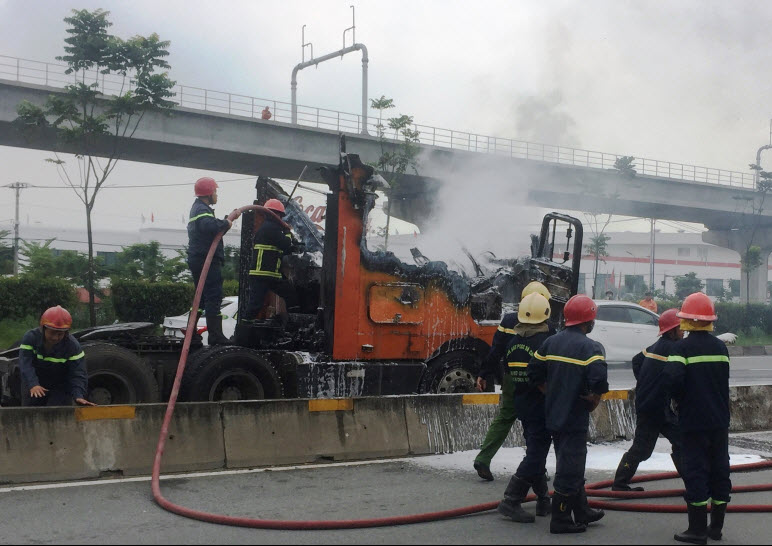 Xe container bốc cháy dữ dội trên phố Sài Gòn, tài xế cầu cứu trong bất lực - 3