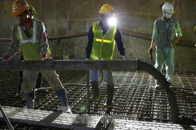 Trắng đêm đổ bê tông hợp long ga ngầm trên phố Kim Mã - 6
