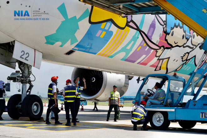 "Đột nhập" khu bay Nội Bài trong cái nắng nóng cực điểm hơn 62 độ C - 7