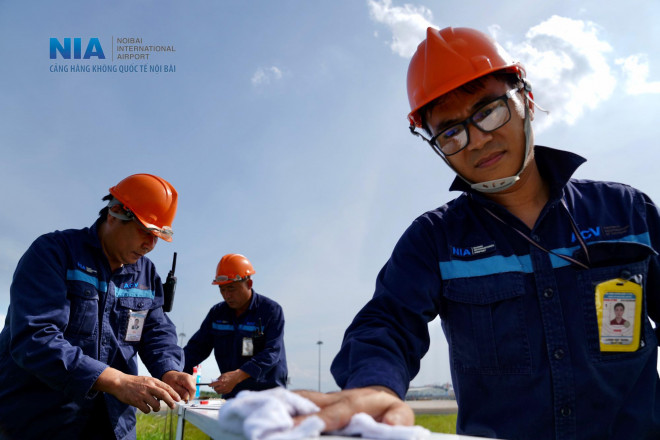 "Đột nhập" khu bay Nội Bài trong cái nắng nóng cực điểm hơn 62 độ C - 11