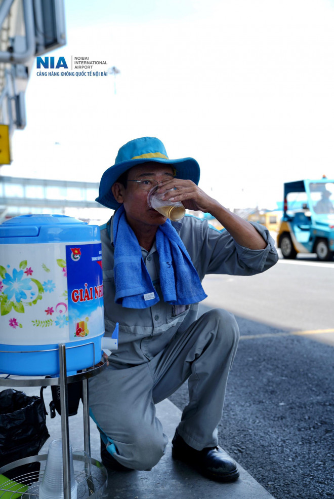 "Đột nhập" khu bay Nội Bài trong cái nắng nóng cực điểm hơn 62 độ C - 13