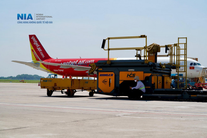 "Đột nhập" khu bay Nội Bài trong cái nắng nóng cực điểm hơn 62 độ C - 22