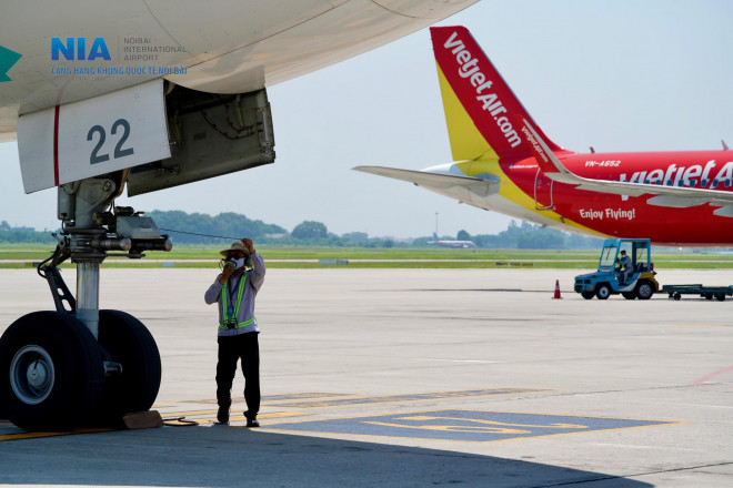 "Đột nhập" khu bay Nội Bài trong cái nắng nóng cực điểm hơn 62 độ C - 26