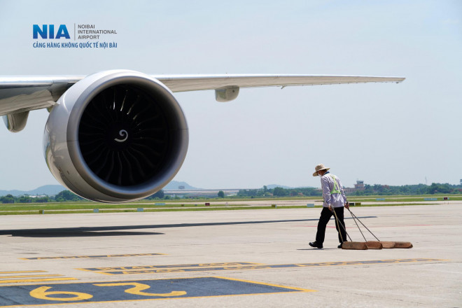 "Đột nhập" khu bay Nội Bài trong cái nắng nóng cực điểm hơn 62 độ C - 29