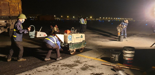 "Đột nhập" khu bay Nội Bài trong cái nắng nóng cực điểm hơn 62 độ C - 32