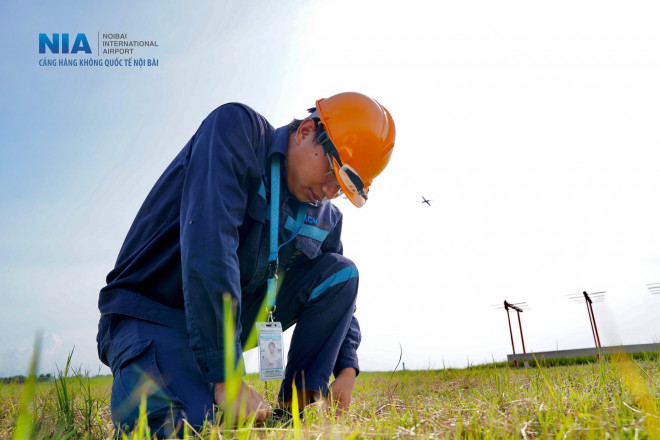 "Đột nhập" khu bay Nội Bài trong cái nắng nóng cực điểm hơn 62 độ C - 35