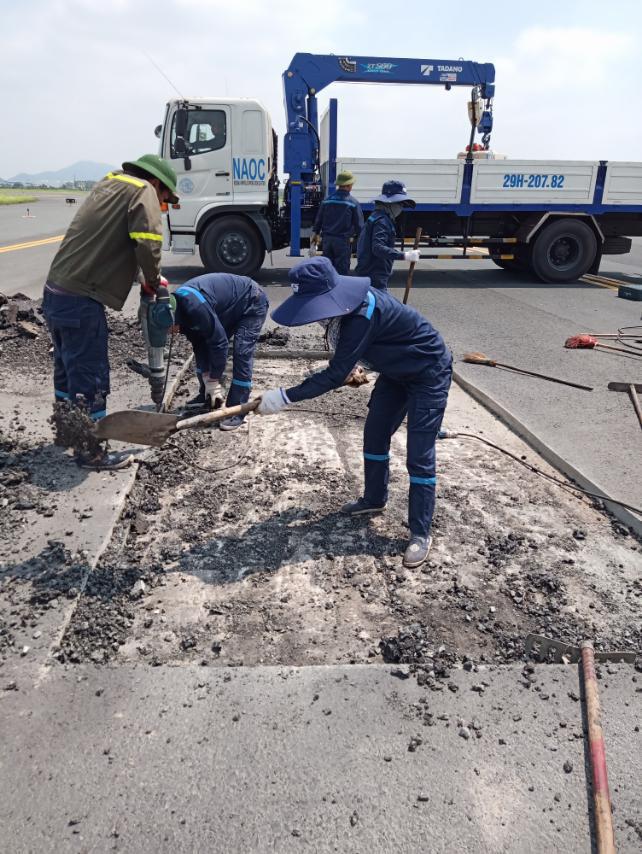 "Đột nhập" khu bay Nội Bài trong cái nắng nóng cực điểm hơn 62 độ C - 31