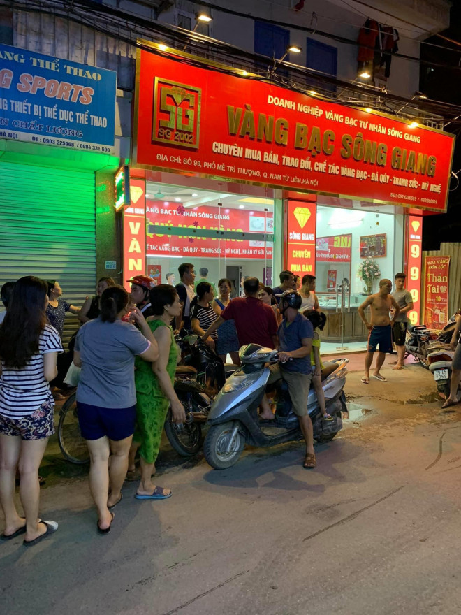 NÓNG: Cướp tiệm vàng tại Hà Nội, nghi phạm vẫn đang lẩn trốn - 1