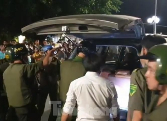 Tài xế cố thủ trong ô tô không giấy tờ, gắn logo báo chí - 3