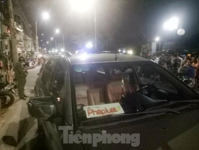 Tài xế cố thủ trong ô tô không giấy tờ, gắn logo báo chí - 2
