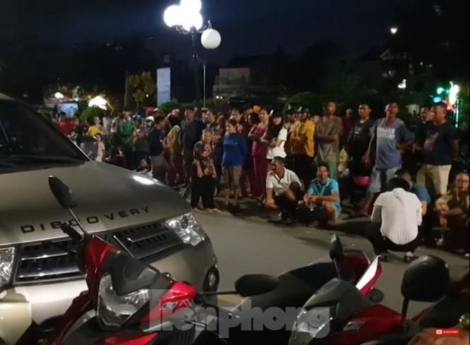 Tài xế cố thủ trong ô tô không giấy tờ, gắn logo báo chí - 4