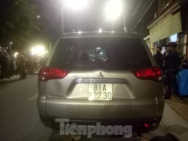 Tài xế cố thủ trong ô tô không giấy tờ, gắn logo báo chí - 5