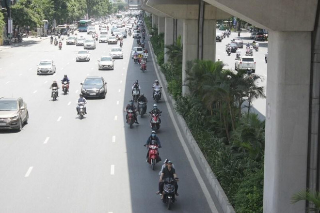 Chùm ảnh: Muôn kiểu vi phạm giao thông những ngày nắng nóng kỷ lục - 2