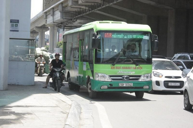 Chùm ảnh: Muôn kiểu vi phạm giao thông những ngày nắng nóng kỷ lục - 4