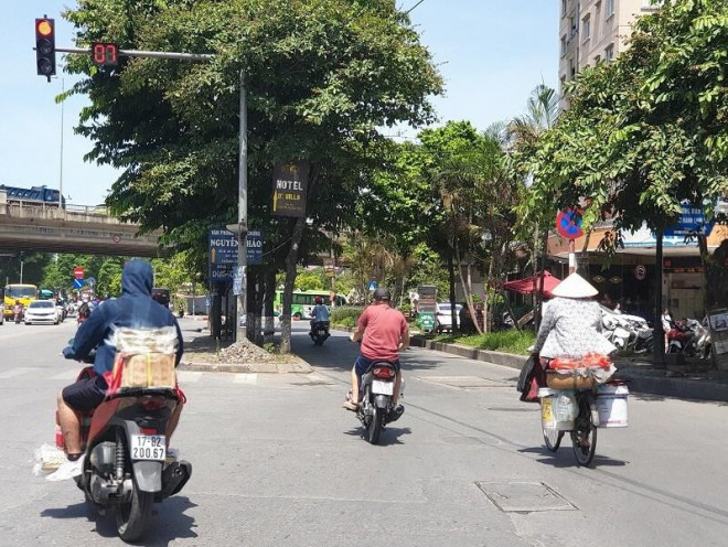 Chùm ảnh: Muôn kiểu vi phạm giao thông những ngày nắng nóng kỷ lục - 7