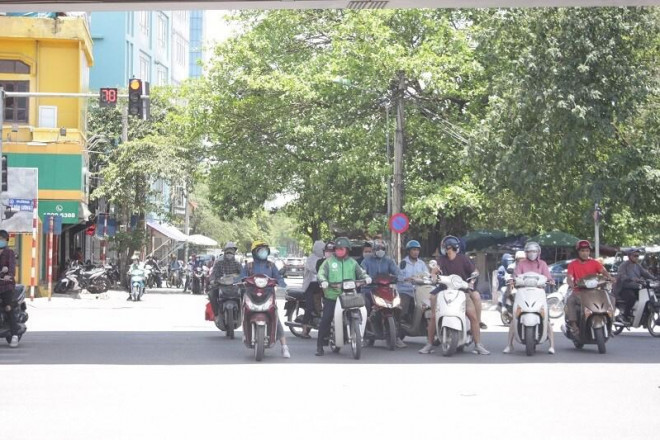 Chùm ảnh: Muôn kiểu vi phạm giao thông những ngày nắng nóng kỷ lục - 6