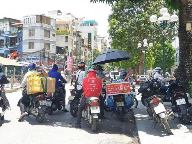 Chùm ảnh: Muôn kiểu vi phạm giao thông những ngày nắng nóng kỷ lục - 8