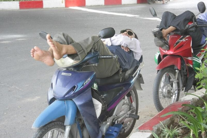 Chùm ảnh: Muôn kiểu vi phạm giao thông những ngày nắng nóng kỷ lục - 11