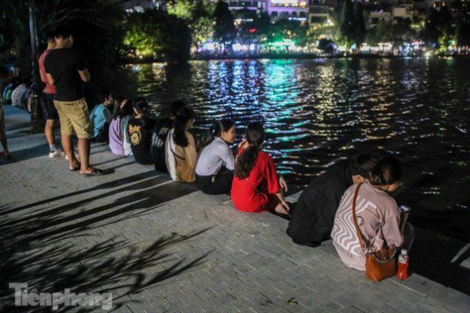 Người dân Thủ đô chen chúc, ngồi chật kín bờ kè mới Hồ Gươm - 2